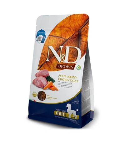 N&D Brown mini yetişkin köpek maması paketinde kuzu eti, havuç ve yeşil sebze görseli yer alıyor.