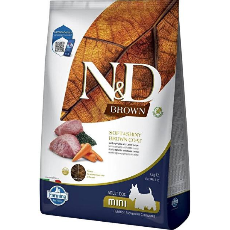 N&D Brown mini ırk yetişkin köpek maması 5 kg ambalajı, kuzu eti, ıspanak ve havuç görselleriyle birlikte gösterilmektedir.