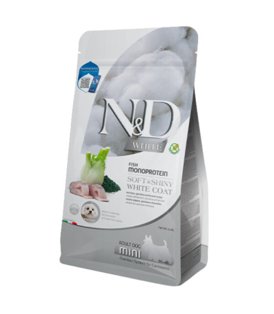 N&D White Mini Adult köpek maması paketi, önünde levrek dilimleri, rezene ve spirulina
