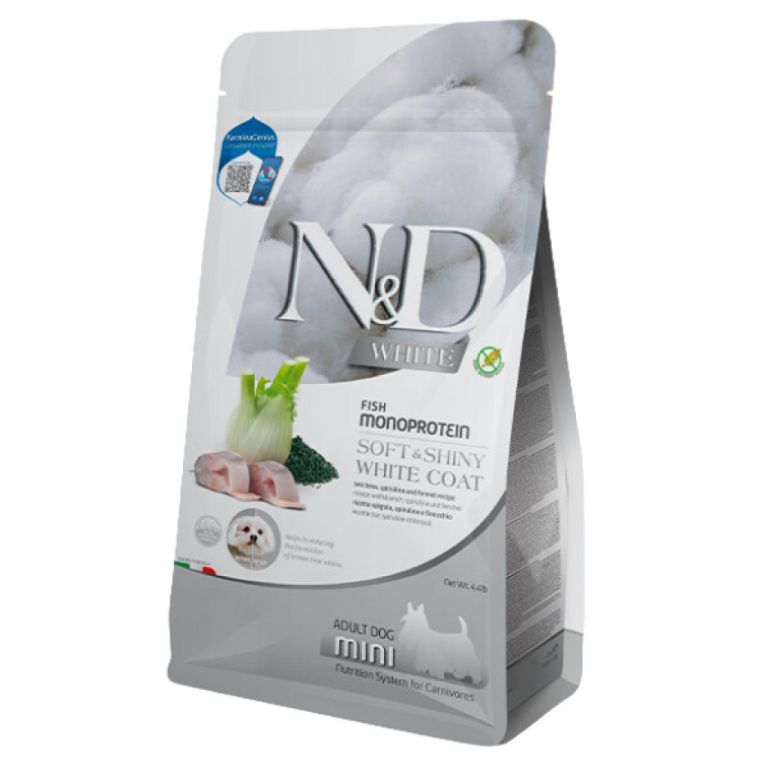 N&D White Mini Adult köpek maması paketi, önünde levrek dilimleri, rezene ve spirulina